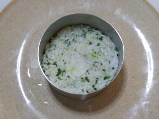 宝宝辅食—翡翠肉松菜饭,盛一些米饭装入容器内压平