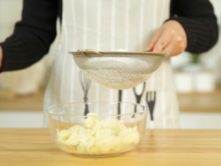 芝士土豆球,土豆泥中筛入150g糯米粉，并加入少许食盐