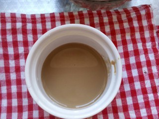 咖啡奶茶戚风,之后用网筛过滤出液体.取30克奶茶液备用
