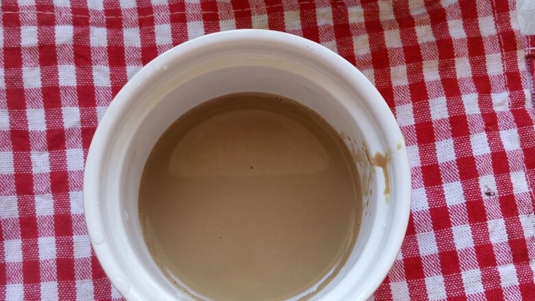 咖啡奶茶戚风,之后用网筛过滤出液体.取30克奶茶液备用