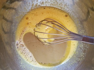 咖啡奶茶戚风,之后加入植物油和奶茶液继续搅拌均匀