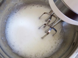 咖啡奶茶戚风,蛋白里加入少许柠檬汁，起到稳定蛋白的作用，分3次加入30克细砂糖打发到硬性发泡