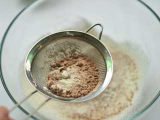 红糖核桃派,低筋面粉和可可粉混合过筛