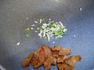 猪油渣雪菜炒黄豆,猪油渣拨开到一边，放入葱花、姜末和蒜末单独炒出香味