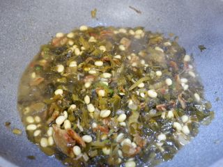 猪油渣雪菜炒黄豆,开盖，尝一下咸淡，加入适量生抽。收汁入味即可。