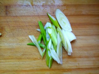 油菜烩格扎,葱切片