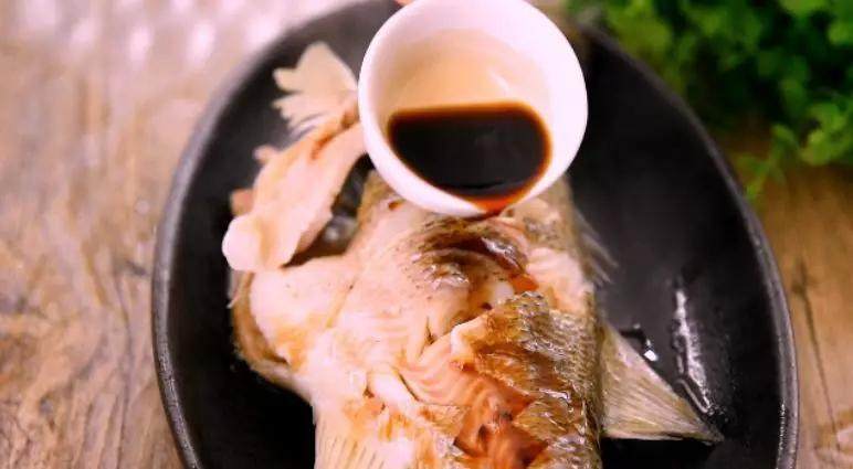 清蒸鲈鱼——蒸鱼好吃又不腥的小秘密都在这里了,淋上蒸鱼豉油、撒上葱丝