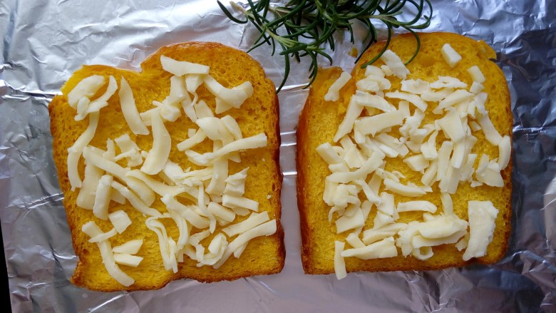 蒜蓉肉沫烤吐司,铺上一层奶酪。