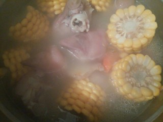 猪蹄玉米汤,出锅前加鸡粉少许