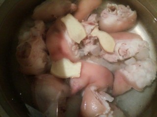 猪蹄玉米汤,高压锅里放适量清水，加猪脚，生姜片，料酒少许，盖盖子焖一个半小时