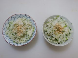 快手早餐—营养青菜饭,煮好的米饭，装入碗中，撒上少许白芝麻。完美~