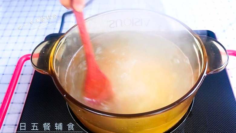 生姜苏叶散寒粥,水烧开，加米进入，搅拌几圈，小火熬粥20分钟。