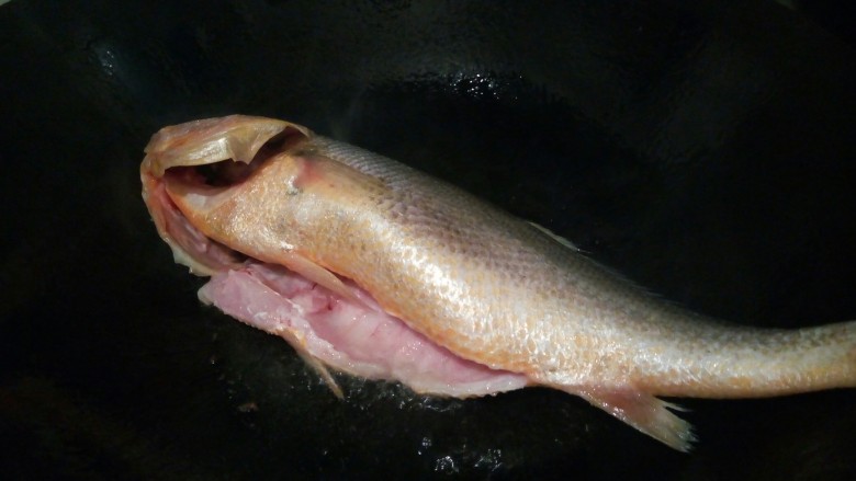 雪菜黄鱼,锅里放油，油热下黄鱼煎