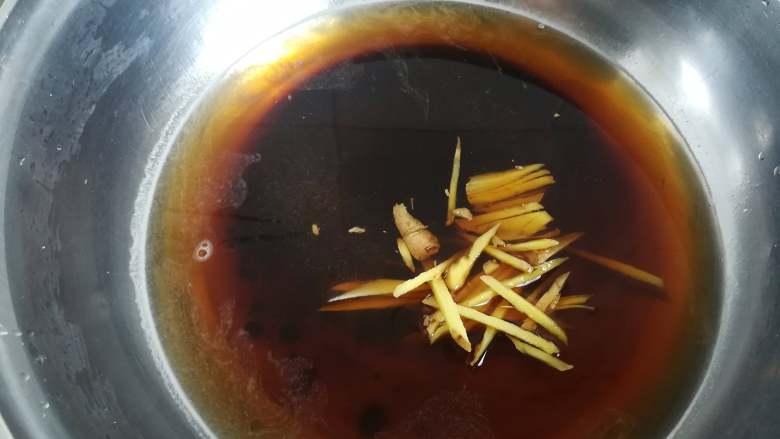 家乡小吃——姜汁红糖豆花,锅内加入适量的红糖和姜丝大火煮开红转中火继续煮3-5分钟