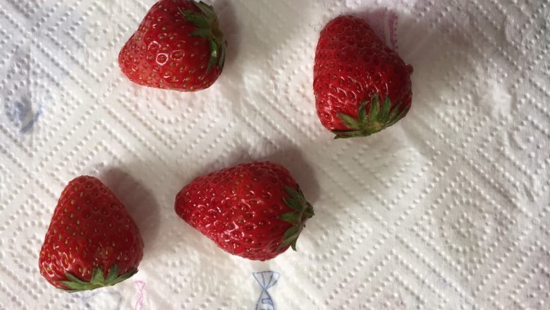 草莓萌萌队,用厨房纸巾吸干草莓上的水
