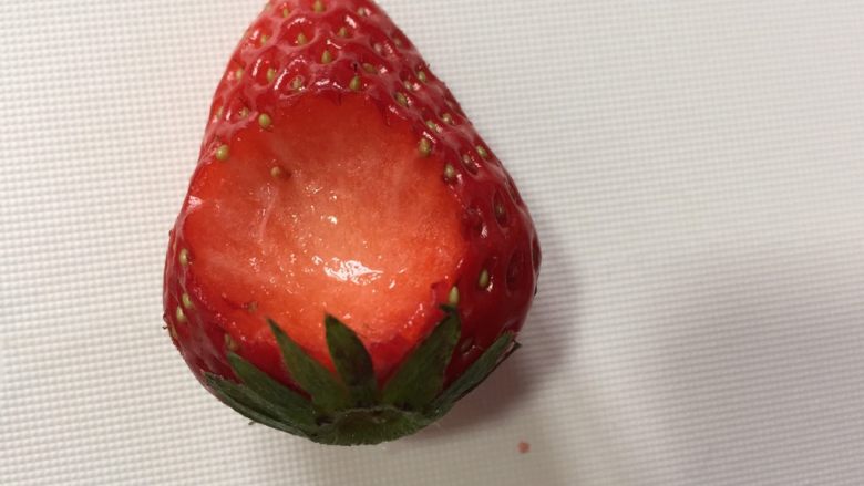 草莓萌萌队,这样在草莓的宽侧面挖一个圆形小洞，把全部草莓都这样挖好哦