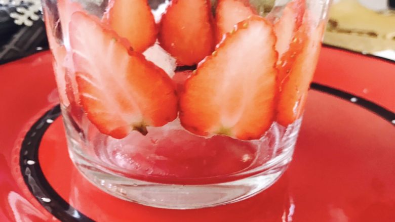 🍓草莓,然后切好的草莓放到杯子里