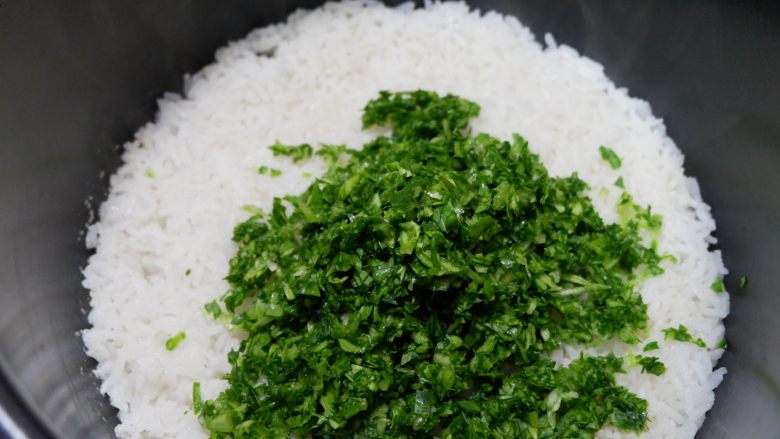 完美便当方程式「11」,米饭快煮熟时打开盖子。（小心热气哦）迅速加入青菜碎末
