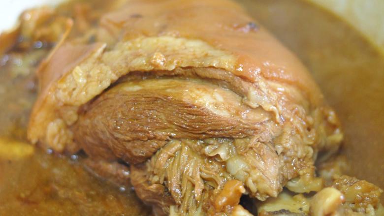 秘制蒜香酱肘子,盖上锅盖，小火慢炖2-4个小时，以肉软烂为准。