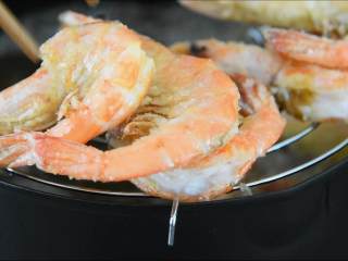唤醒味蕾的极致美味—红红火火香辣虾,小火炸约2分钟后捞出。