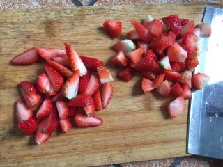 草莓奶茶蛋挞,小草莓切小块，大草莓切大块