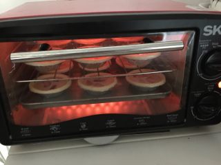 草莓奶茶蛋挞,然后放入预热好的烤箱中200摄氏度烤10分钟