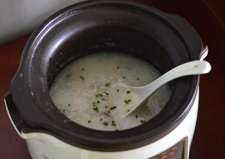 皮蛋瘦肉粥,搅拌均匀，调入少许盐再煮5分钟，撒入葱花