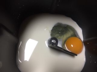 #花样吐司#五花卷吐司,打入一个鸡蛋
