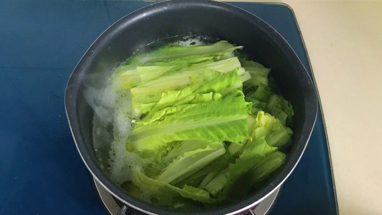 原汁鸡汤焯凤尾菜,大火煮开后先放入菜梆子部分，这个不容易熟，所以要先煮一会儿