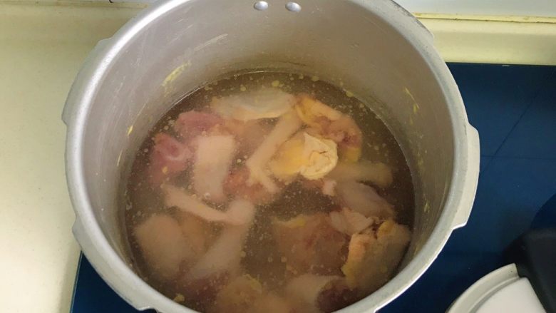 原汁鸡汤焯凤尾菜,加入清水，因为要用鸡汤做菜，所以水可以适当加多一些