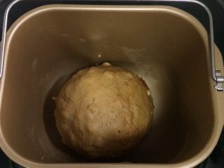红枣枸杞软欧包,把面团整理好，放入面包机桶内发酵。
