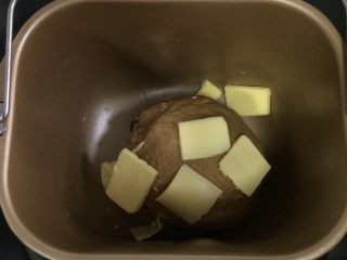 红枣枸杞软欧包,约揉15分钟，面团成型后加入黄油继续和面。