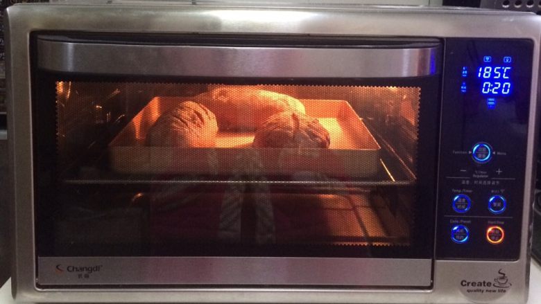红枣枸杞软欧包,放入预热好的烤箱中层，上下火185度约20分钟。（面包表面上色后可盖锡纸，防止颜色烤深）
