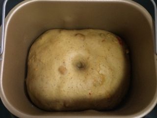 红枣枸杞软欧包,面团发至2倍大，手指沾面粉戳孔，不塌陷不回弹即可。
