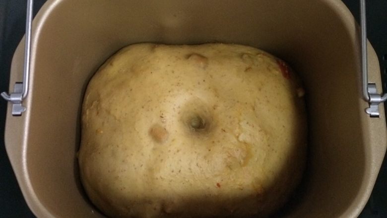 红枣枸杞软欧包,面团发至2倍大，手指沾面粉戳孔，不塌陷不回弹即可。