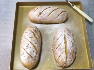 红枣枸杞软欧包,发至两倍大时取出面包，在表面筛一层薄薄的高筋面粉，用锋利的刀片在面包表面刮出纹理。
