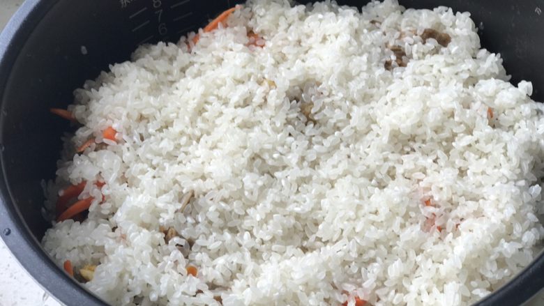 新疆抓饭,铺上泡好的大米；