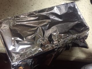 #花样吐司#五花卷吐司,表面加锡纸送入烤箱，上下火160度35分钟