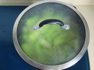 碧绿烩丝瓜,盖上锅盖煮一小会