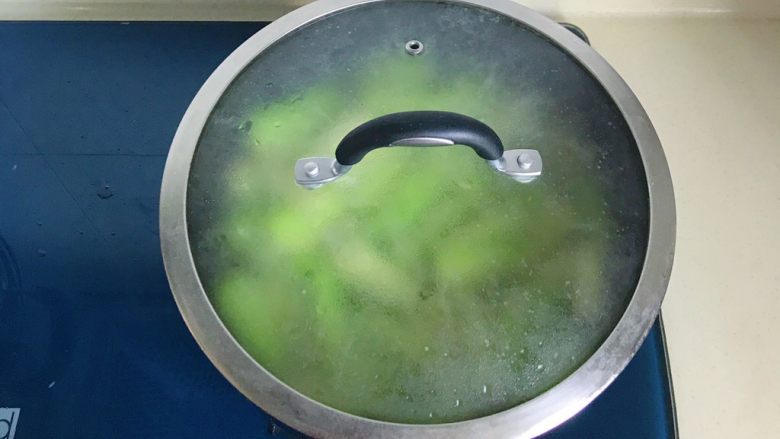 碧绿烩丝瓜,盖上锅盖煮一小会