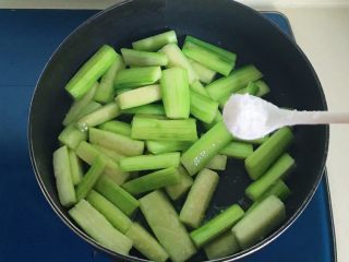 碧绿烩丝瓜,加入适量的盐