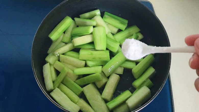 碧绿烩丝瓜,加入适量的盐