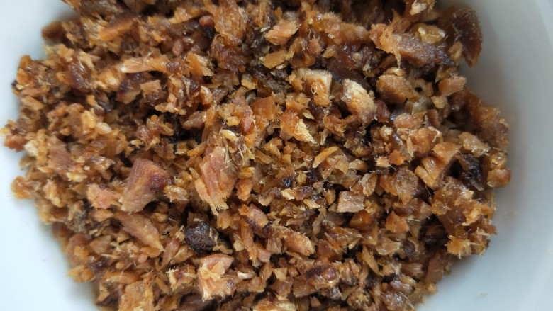 腊肉干贝虾仁糯米烧麦,切碎。