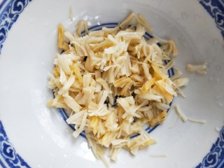 腊肉干贝虾仁糯米烧麦,一捏就成丝。