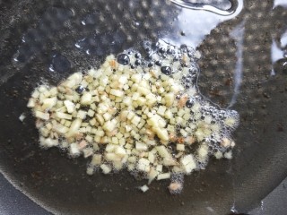 腊肉干贝虾仁糯米烧麦,起油锅，放姜末煸香。