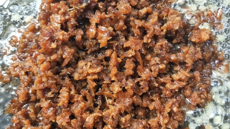 腊肉干贝虾仁糯米烧麦,倒入腊肉碎，翻炒。