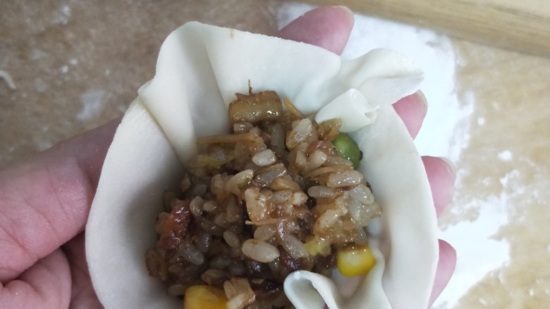 腊肉干贝虾仁糯米烧麦,包入一大勺糯米腊肉干贝虾仁馅。