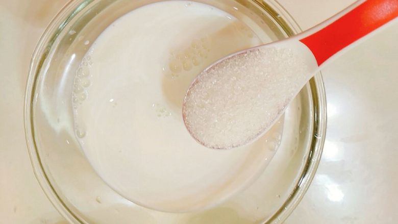 牛奶夹糖白馒头,加糖，搅拌至融化。喜欢甜一点的，就多放点，最好不要超过50g。