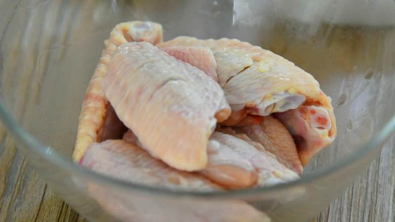 让人垂涎欲滴的咖喱鸡翅，就是这么做出来的!,鸡翅表面划两刀，放入碗中，加入一勺盐、一勺胡椒粉，料酒腌制20分钟
