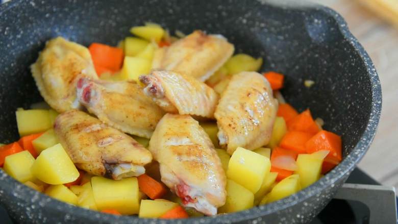 让人垂涎欲滴的咖喱鸡翅，就是这么做出来的!,放入土豆、胡萝卜炒至断生后加鸡翅。